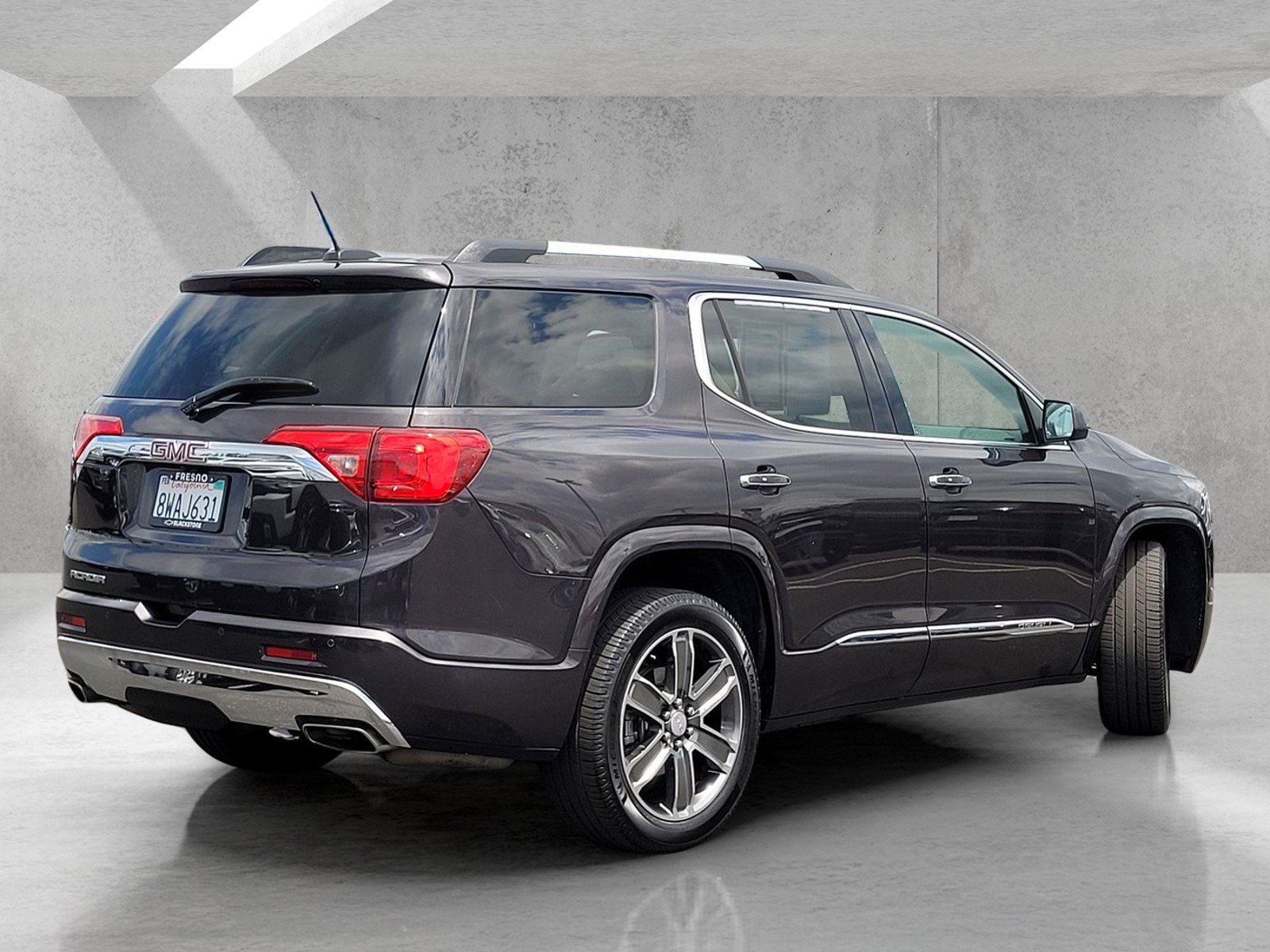 Used 2018 GMC Acadia Denali w/ Technology Package FWD image 4