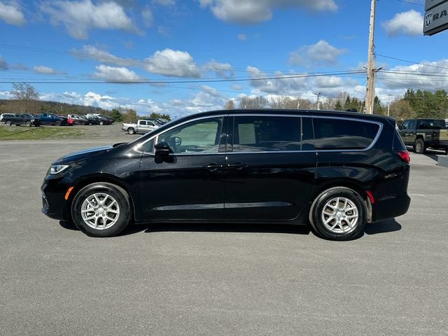 Used 2025 Chrysler Pacifica Select FWD image 2