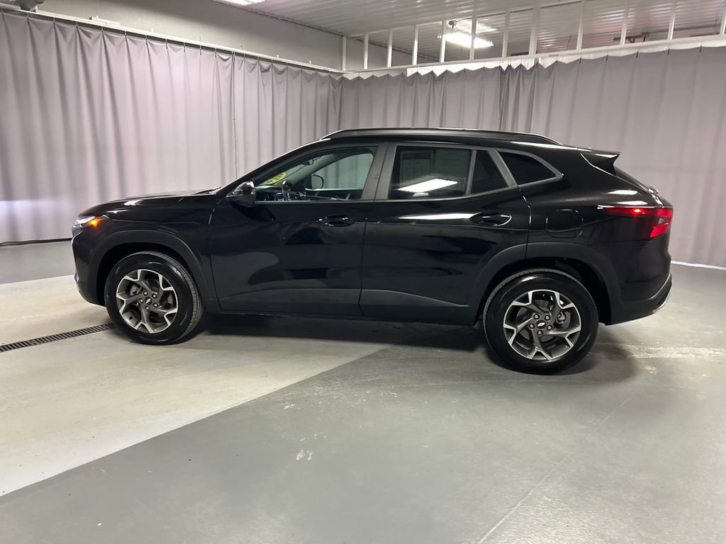 Used 2025 Chevrolet Trax LT w/ LT Convenience Package image 4