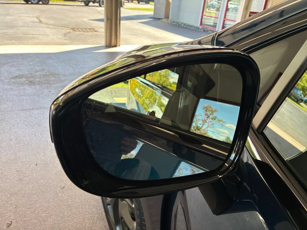 Certified 2025 Chrysler Pacifica Limited FWD image 9