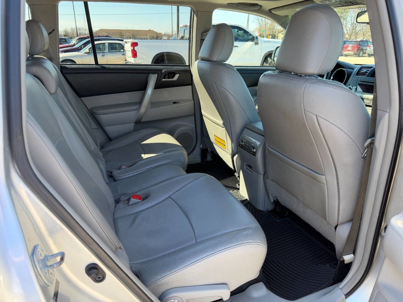 Used 2012 Toyota Highlander SE w/ Tow Pkg image 14