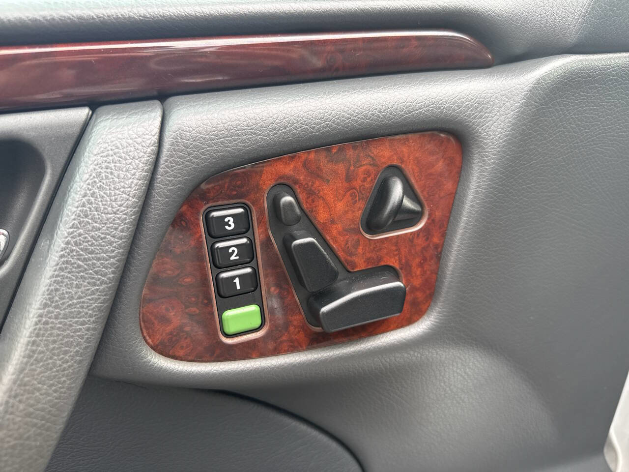 Used 2000 Mercedes-Benz E 320 4MATIC Wagon image 30