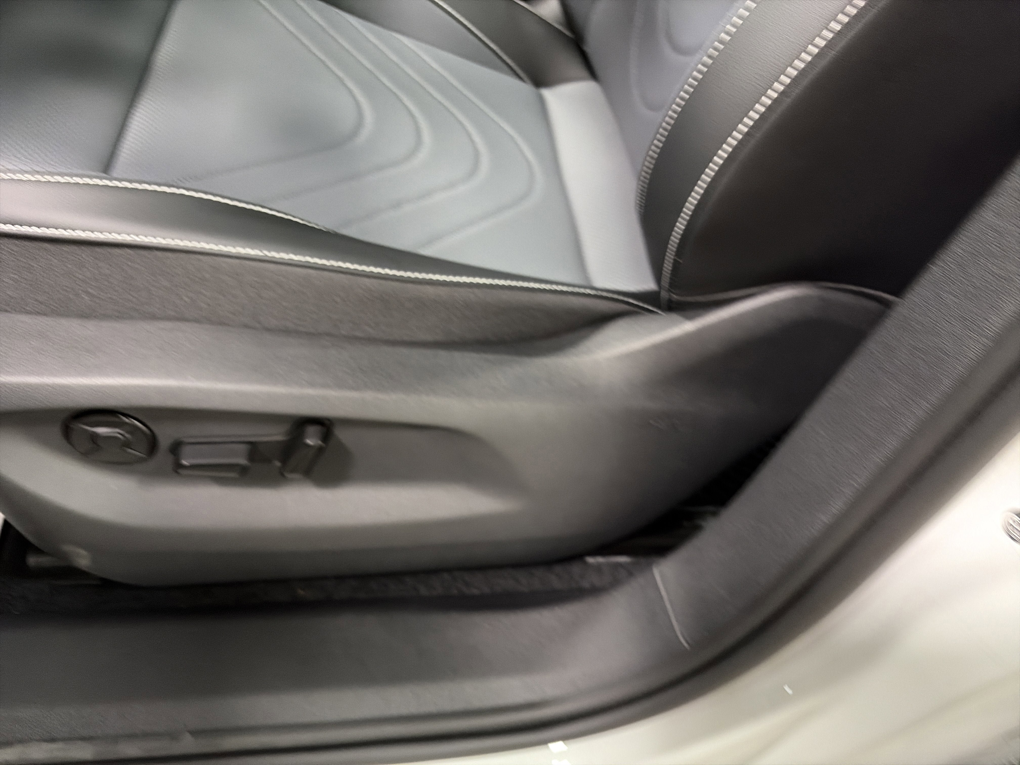 New 2026 Volkswagen Tiguan SE R-Line AWD/4WD image 13