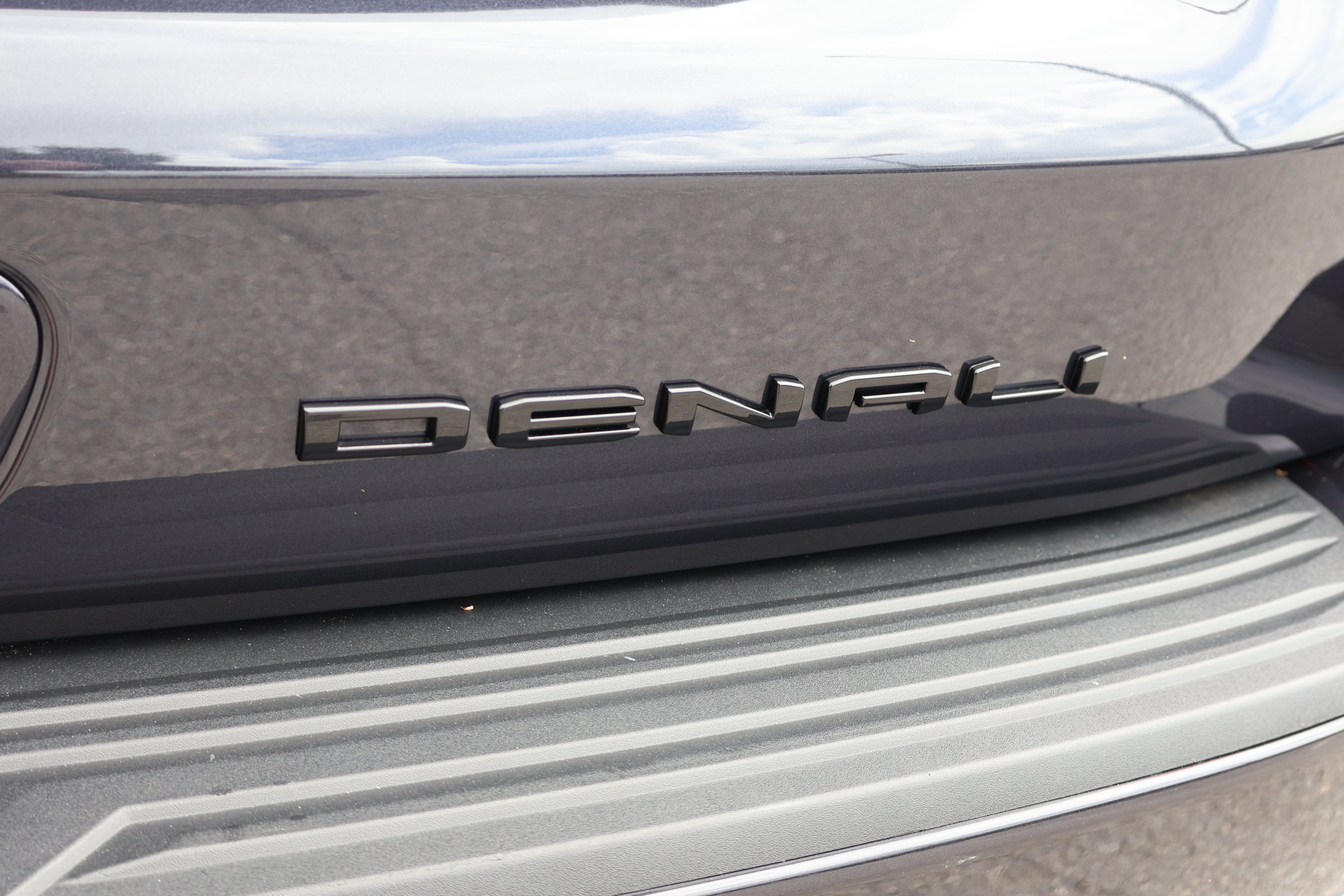 Used 2024 GMC Yukon Denali w/ Advanced Technology Package AWD/4WD image 10