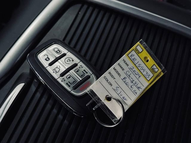 Used 2024 Chrysler Pacifica Touring-L image 40