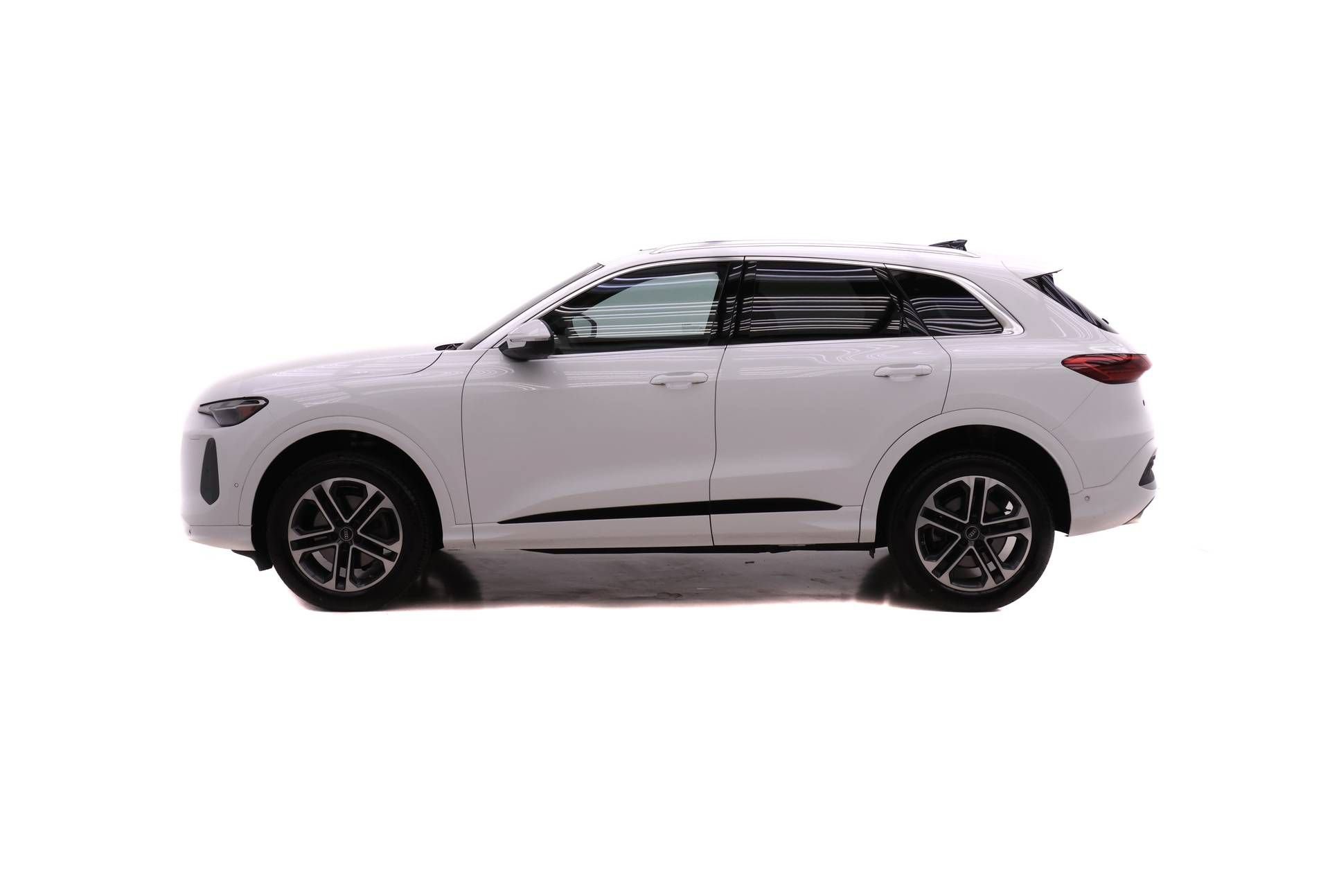 Used 2025 Audi Q5 Premium w/ Convenience Package AWD/4WD image 3