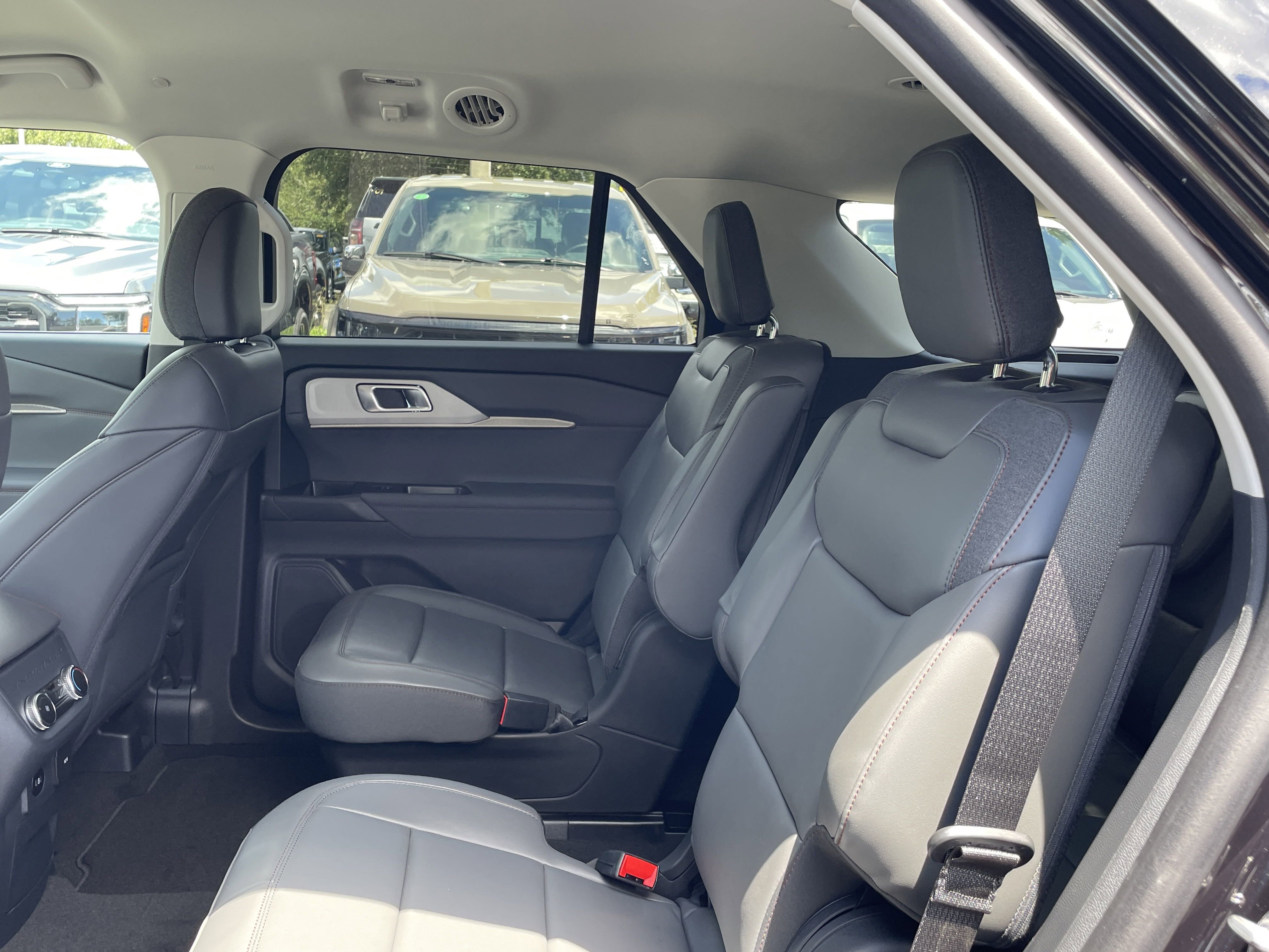 New 2025 Ford Explorer Active w/ Active Comfort Package image 38