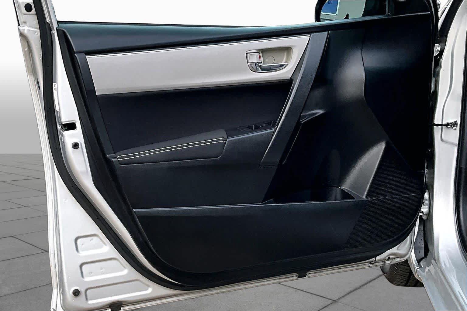 Used 2018 Toyota Corolla LE FWD image 21