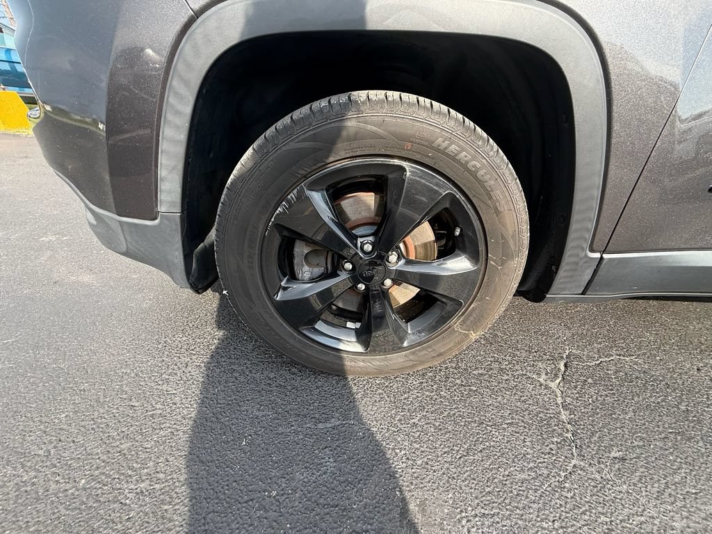 Used 2018 Jeep Cherokee Latitude w/ Altitude Package FWD image 9
