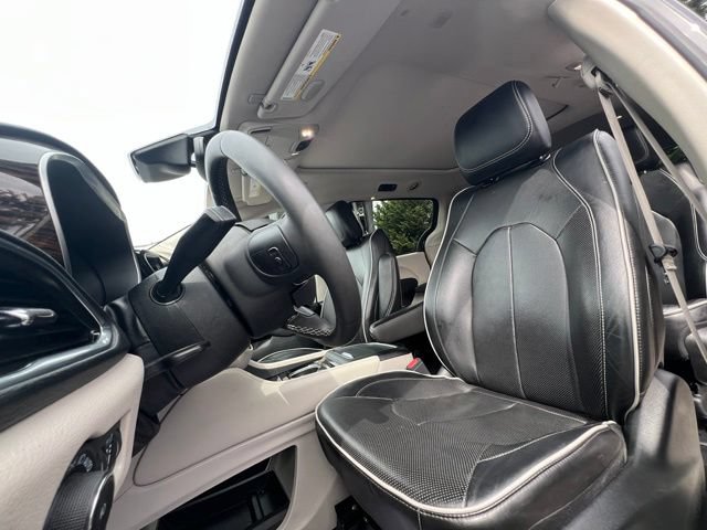 Used 2023 Chrysler Pacifica Limited FWD image 16