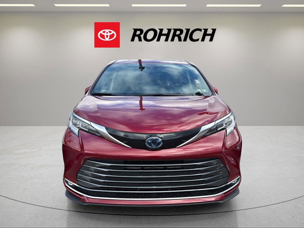 Used 2023 Toyota Sienna Limited image 2
