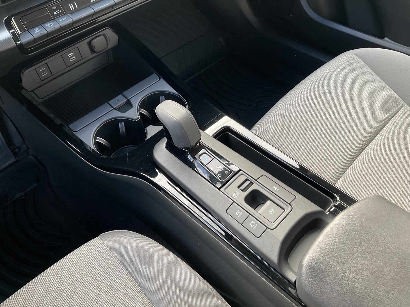 Used 2024 Toyota Prius LE image 28