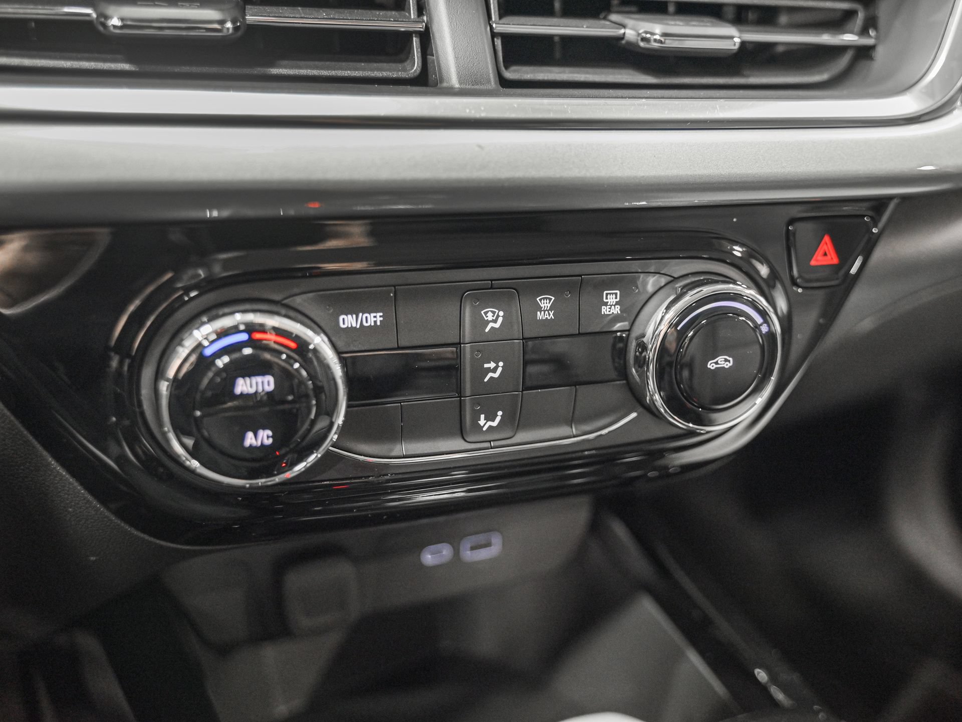 Used 2024 Chevrolet Trax LT FWD image 24