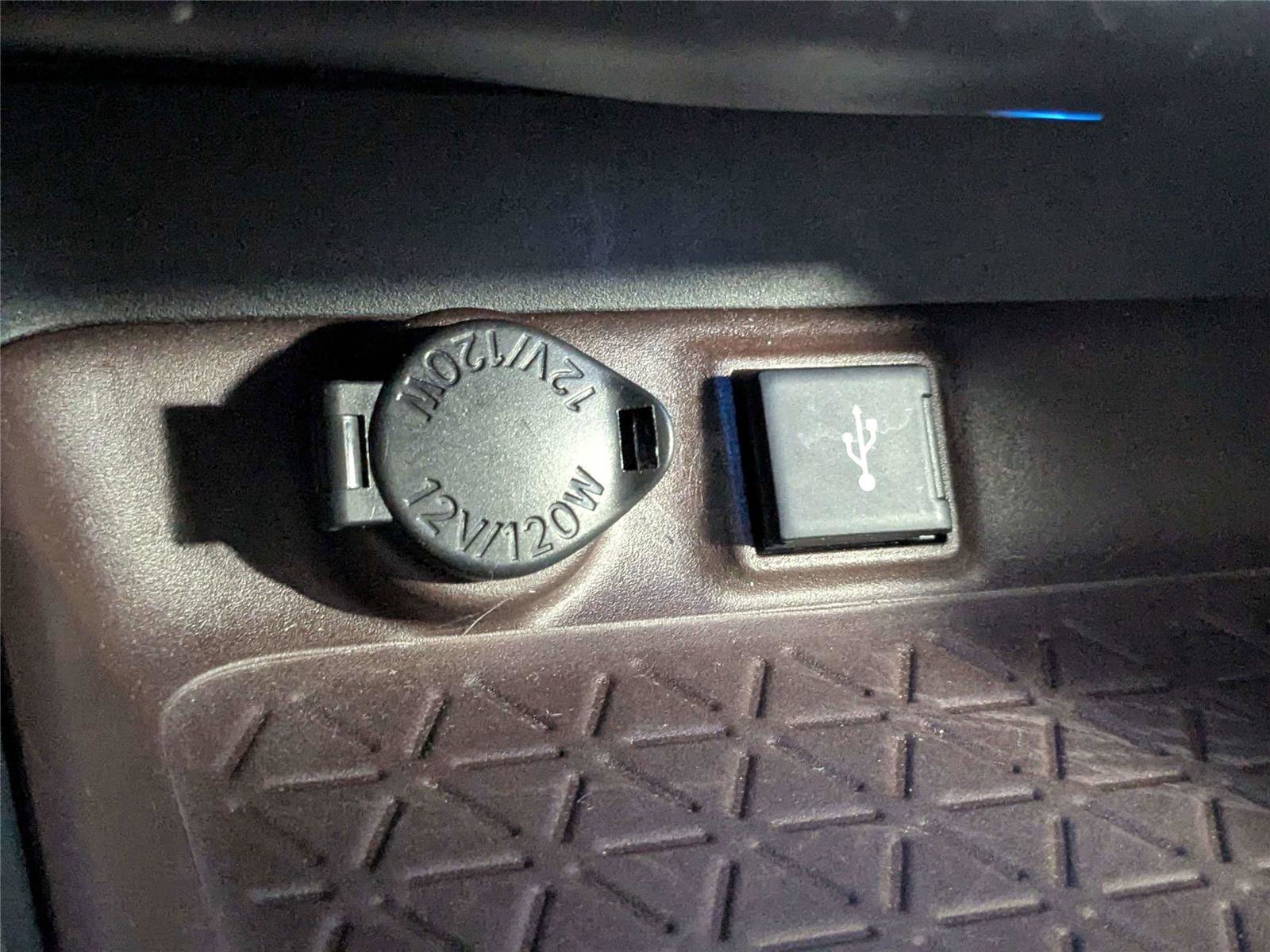 Used 2020 Toyota RAV4 Limited FWD image 27