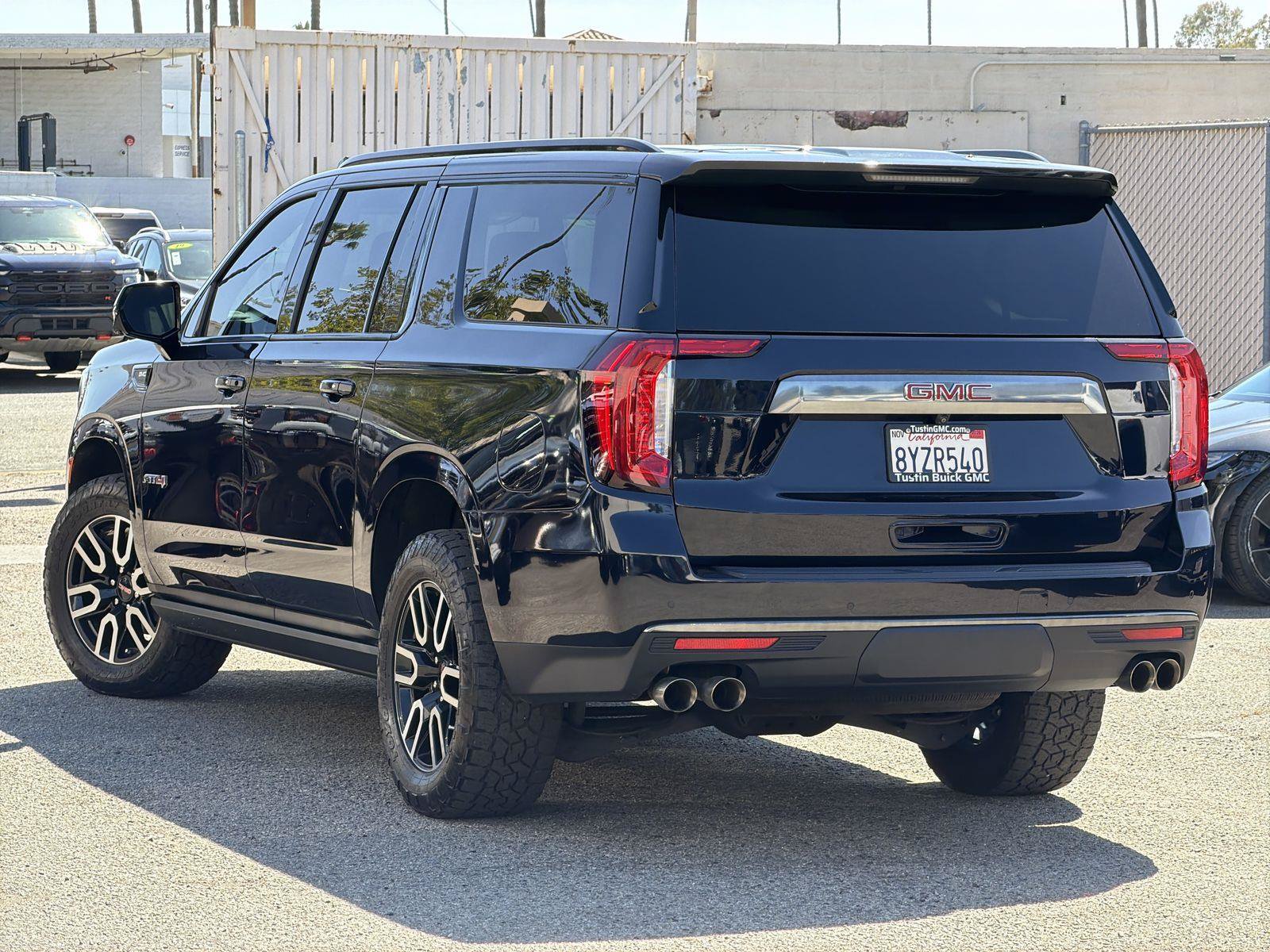 Used 2022 GMC Yukon XL AT4 w/ AT4 Premium Package AWD/4WD image 7