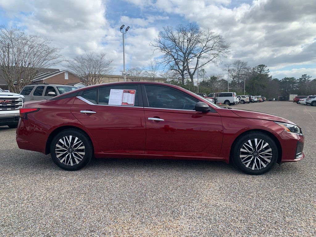 Used 2024 Nissan Altima 2.5 SV image 2