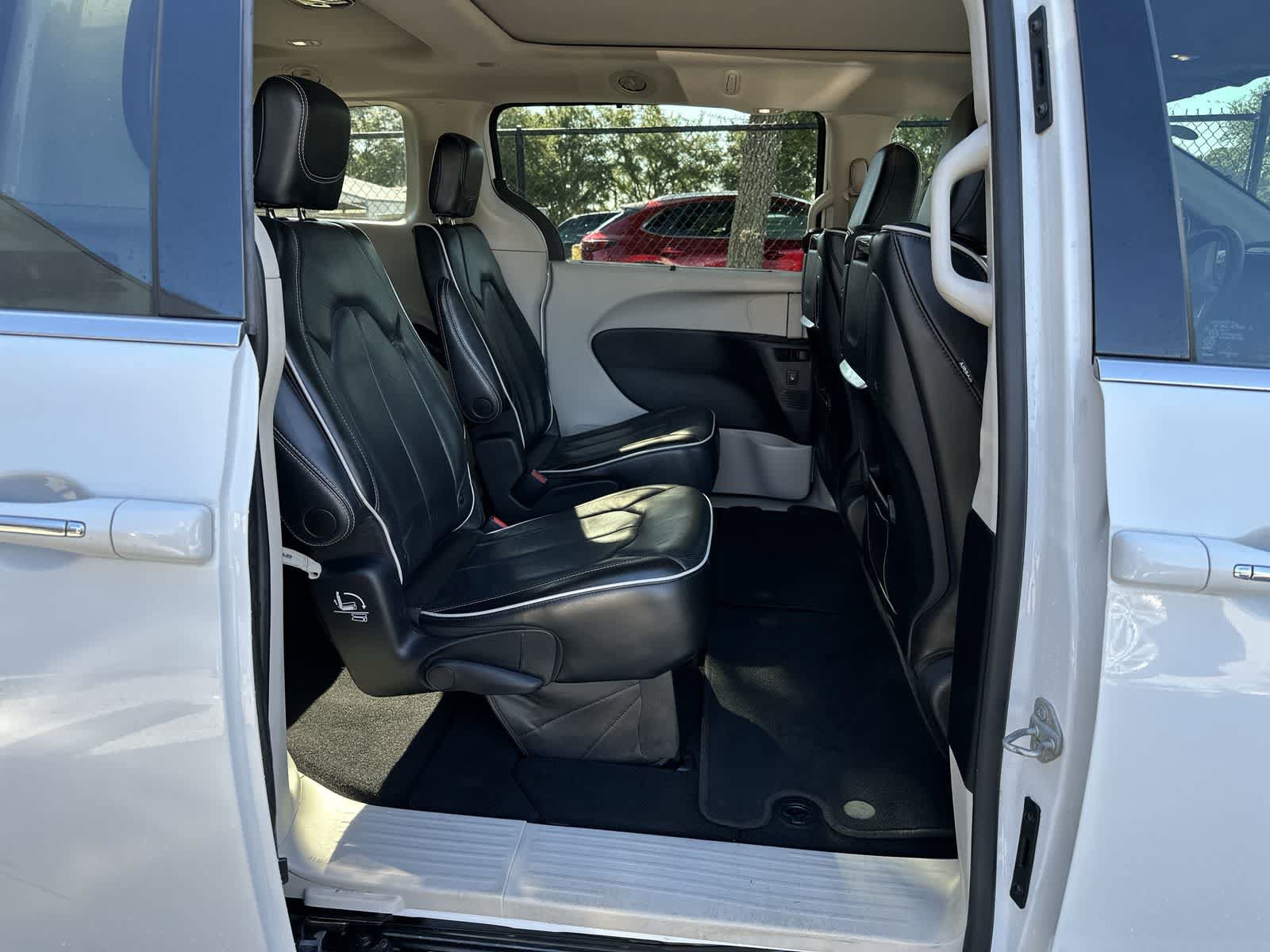 Used 2022 Chrysler Pacifica Limited w/ Uconnect Theater Family Group AWD/4WD image 17