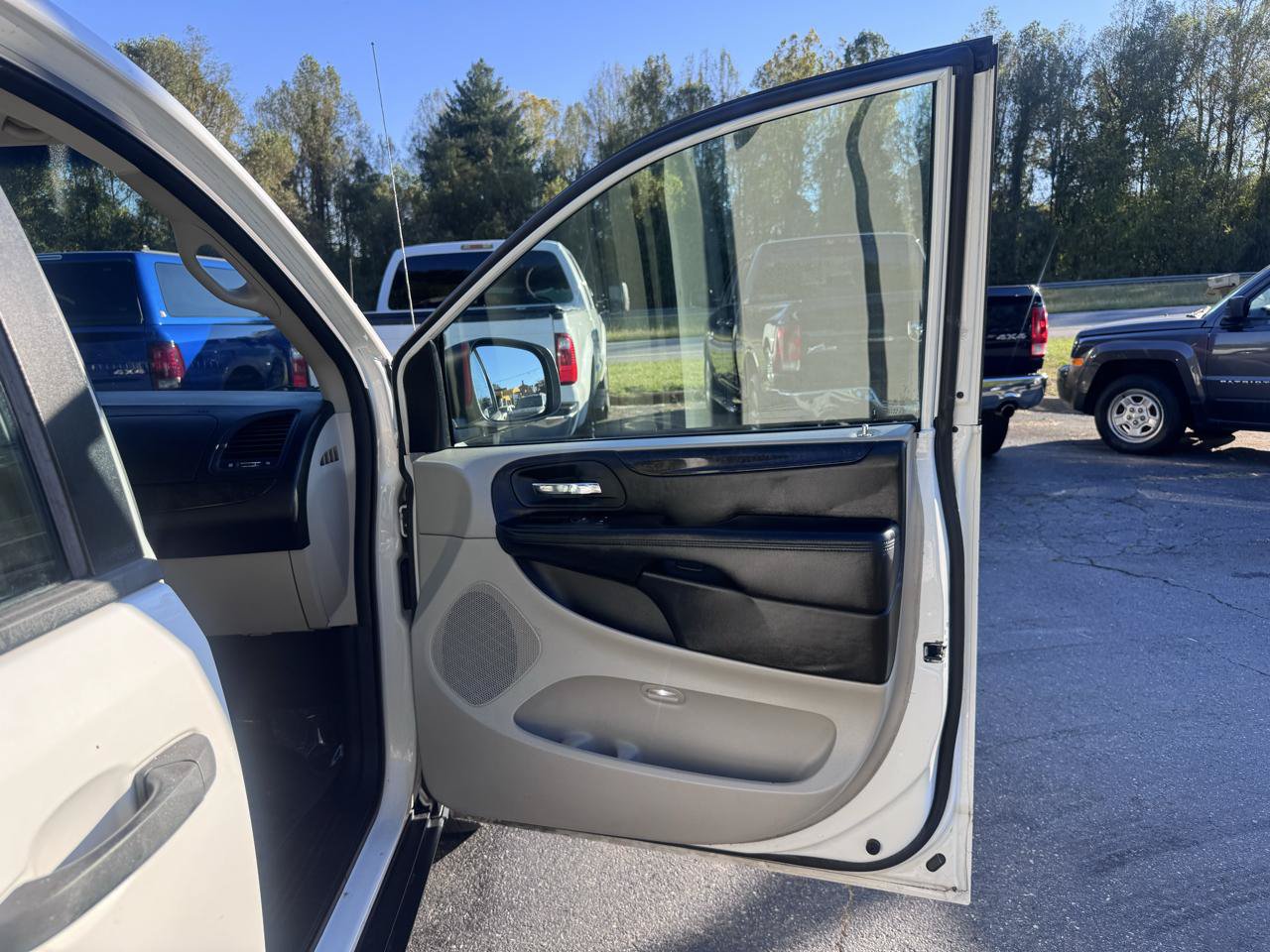 Used 2012 Dodge Grand Caravan American Value Package FWD image 13