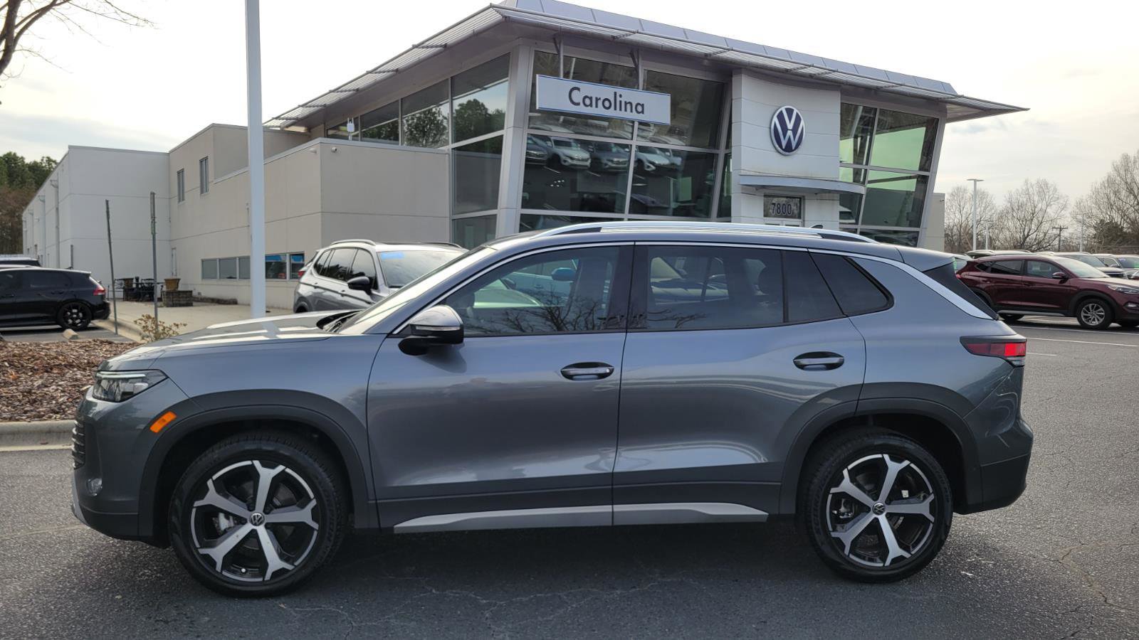 Used 2025 Volkswagen Tiguan SE image 2