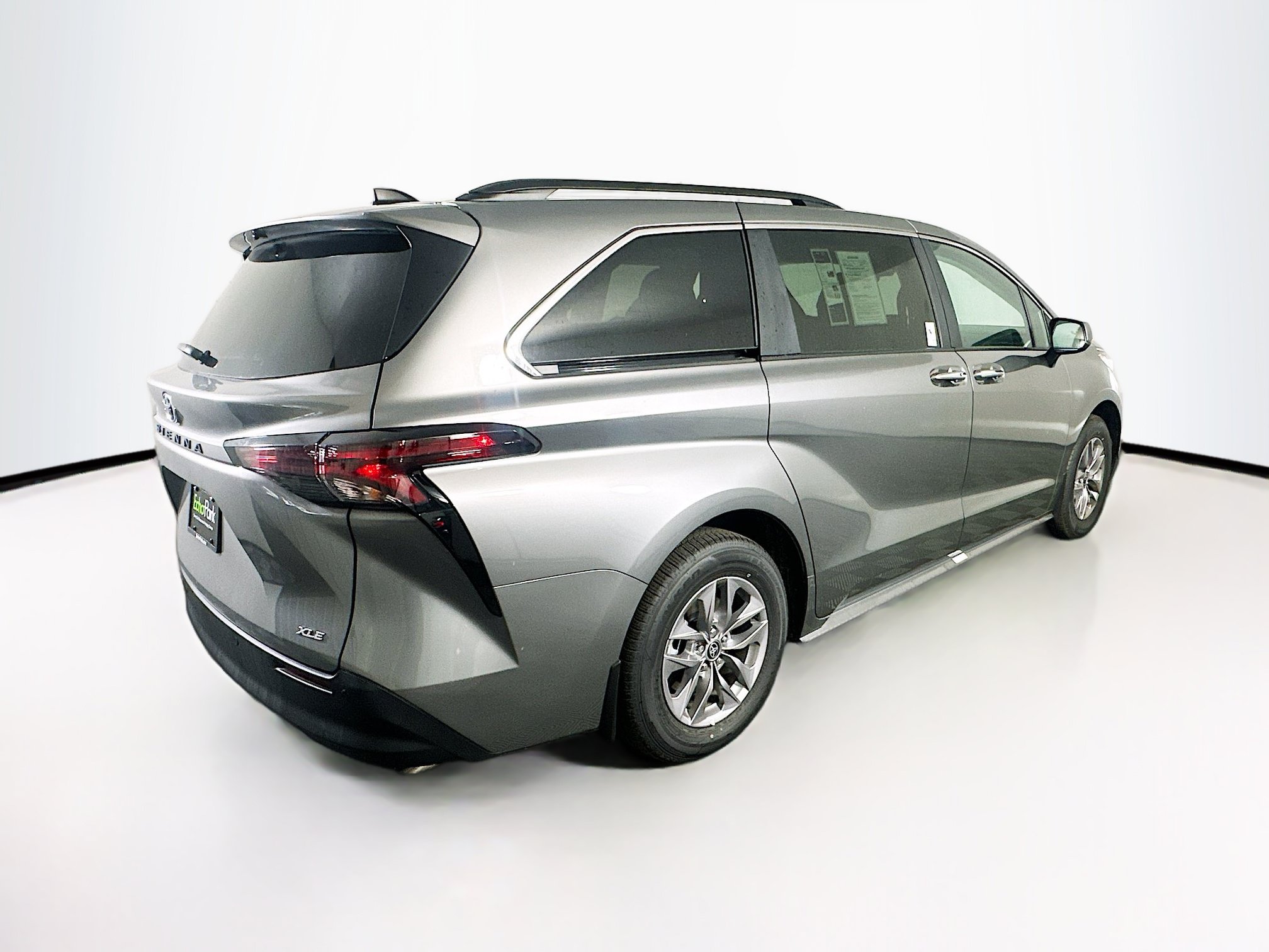 Used 2026 Toyota Sienna XLE FWD image 9