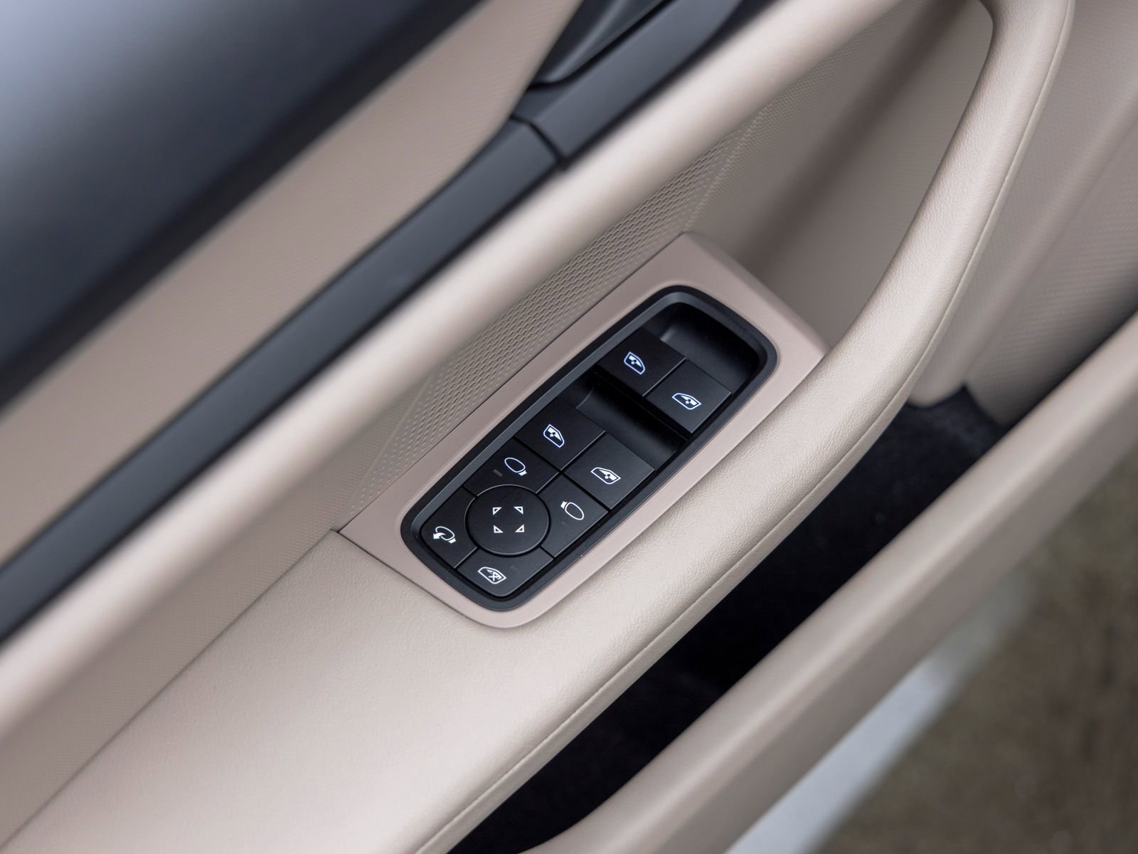 Certified 2022 Porsche Taycan 4S AWD/4WD image 24