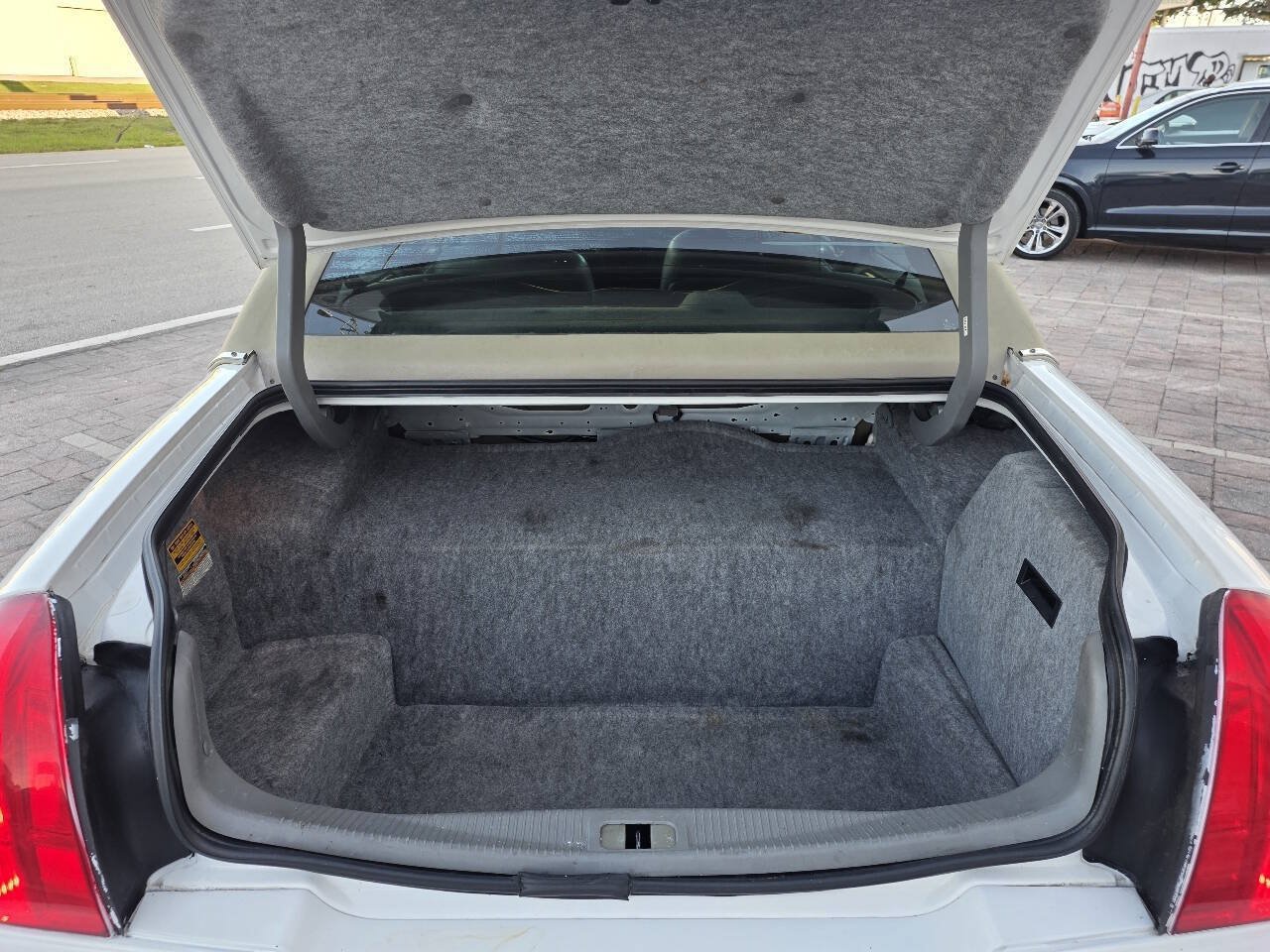 Used 2003 Lincoln Town Car Executive RWD image 15