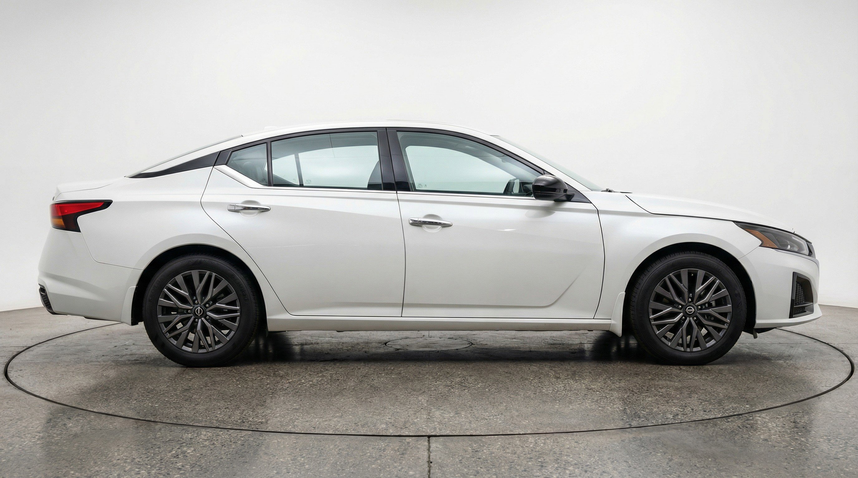 Used 2025 Nissan Altima 2.5 SV FWD image 11