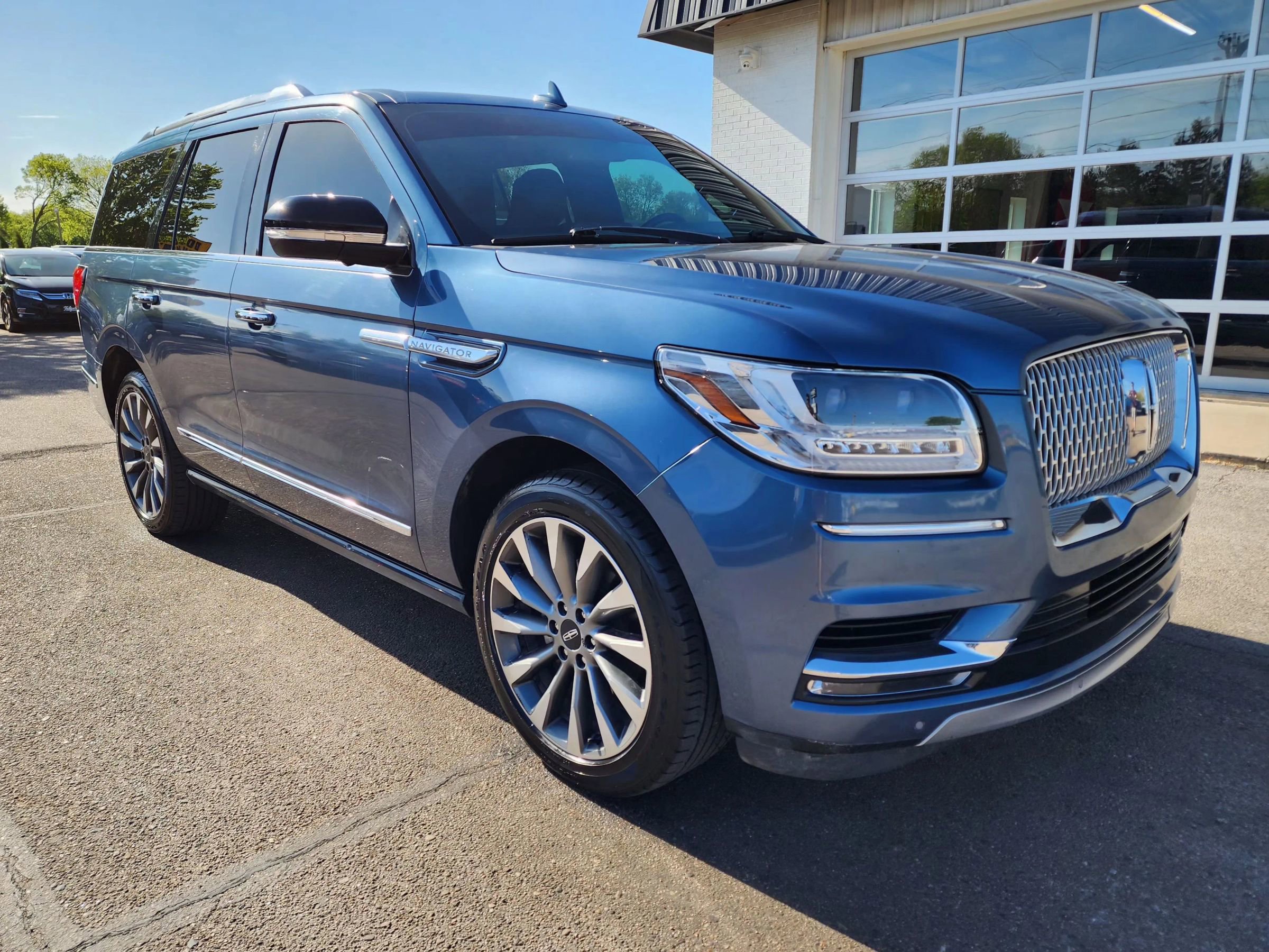 Used 2018 Lincoln Navigator Select w/ Cargo Package AWD/4WD image 2