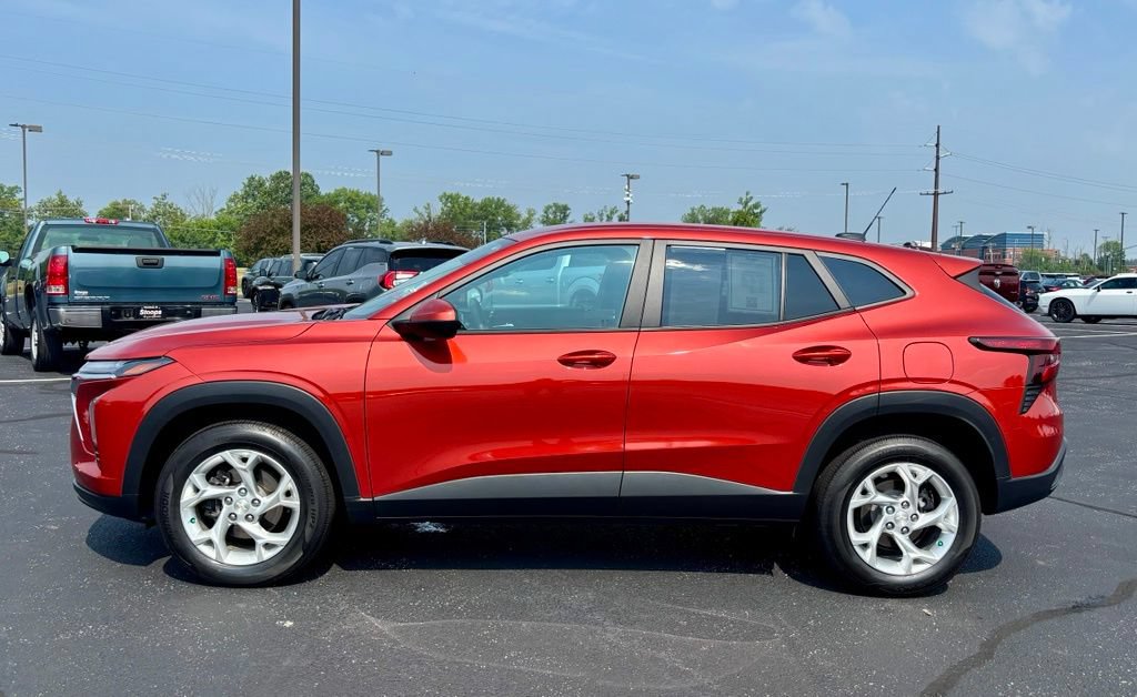 Used 2024 Chevrolet Trax LS w/ LS Convenience Package FWD image 4