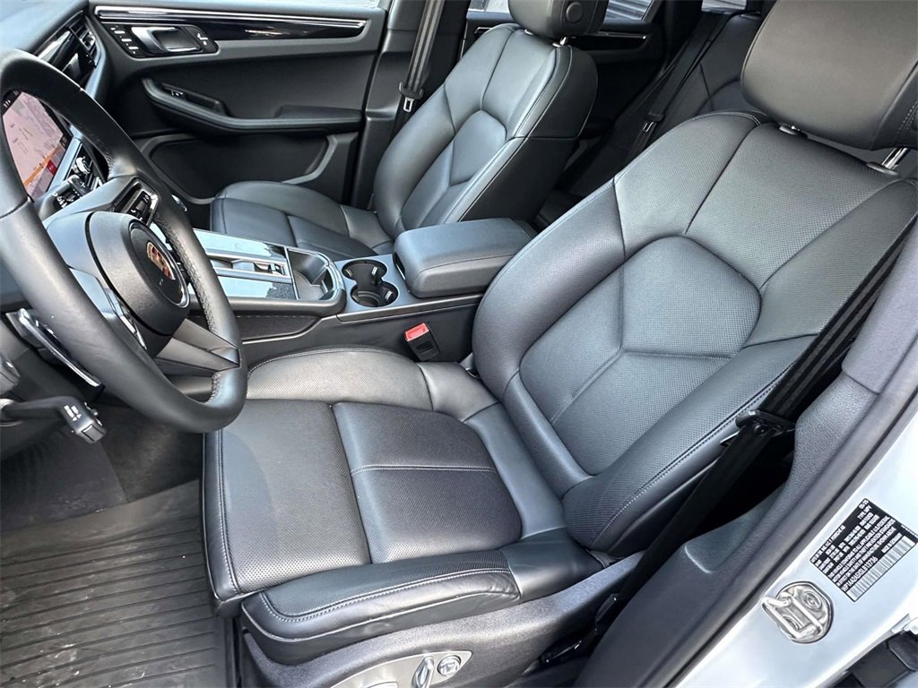 Certified 2025 Porsche Macan image 11