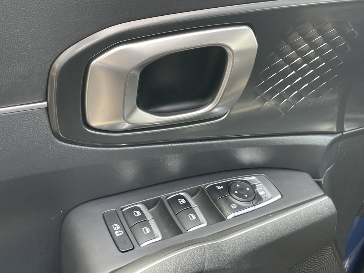 Certified 2024 Kia Sorento S w/ Panoramic Sunroof Package image 7