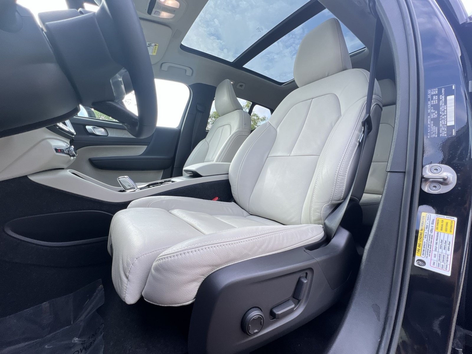 Used 2023 Volvo XC40 B5 Plus w/ Protection Package Premier AWD/4WD image 13