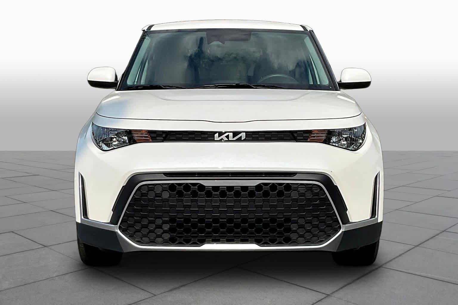 Used 2025 Kia Soul LX w/ LX Technology Package FWD image 4
