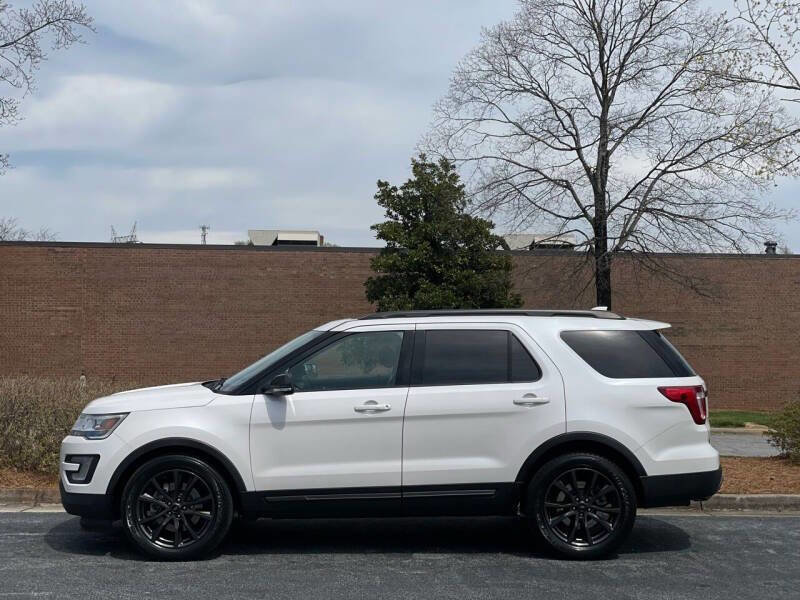 Used 2017 Ford Explorer XLT w/ Equipment Group 202A FWD image 4