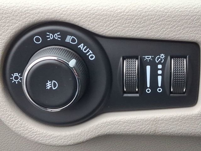 Used 2023 Chrysler Pacifica Limited w/ Uconnect Theater Family Group image 23