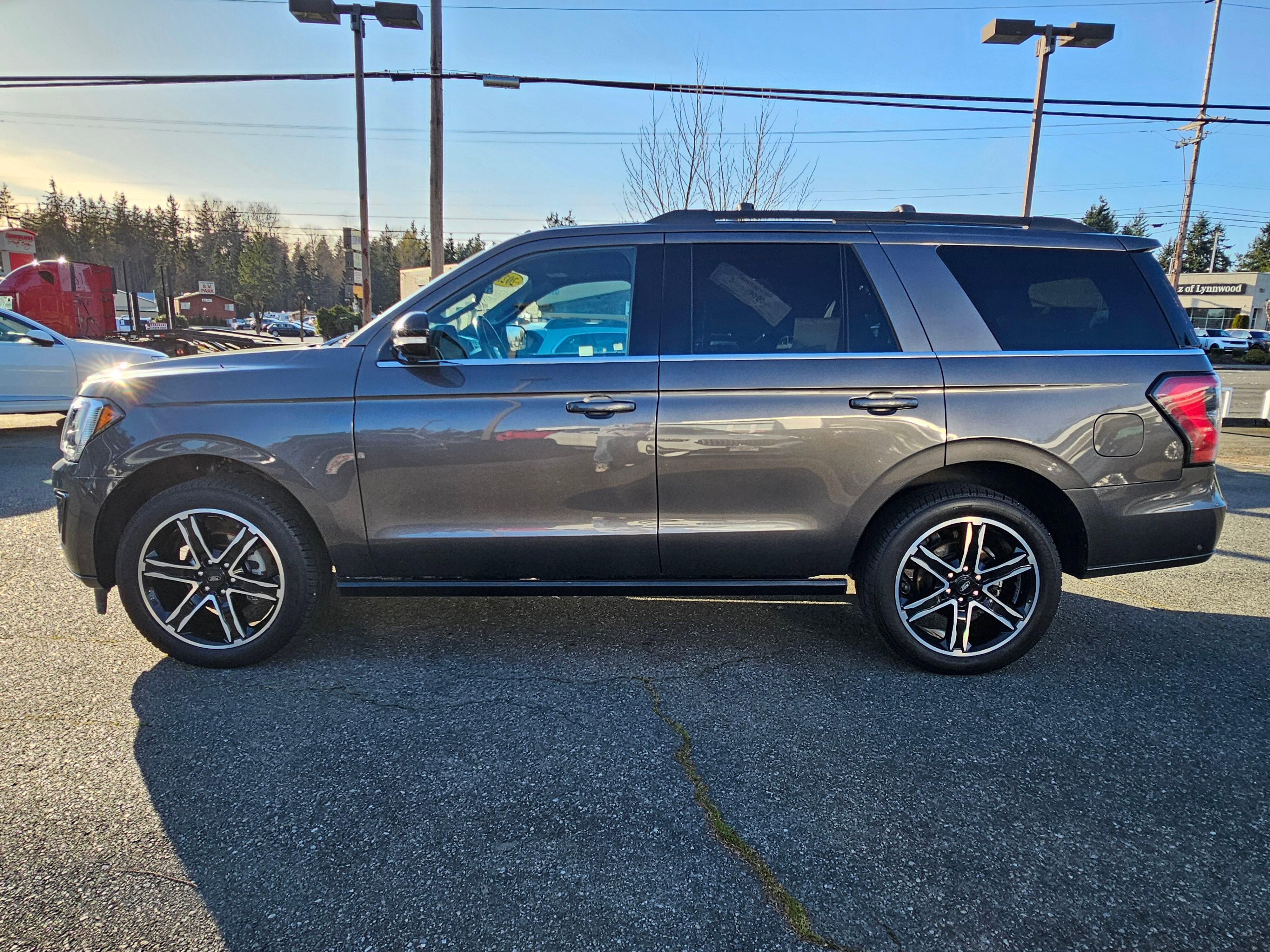 Used 2021 Ford Expedition Limited image 4