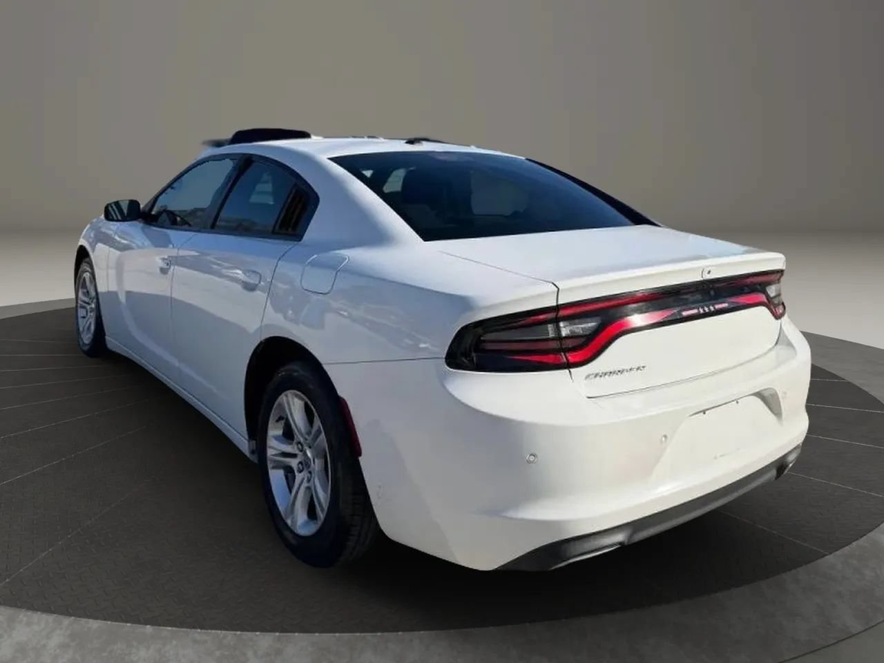 Used 2019 Dodge Charger SXT RWD image 5