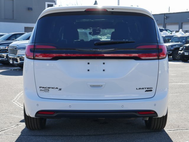 Used 2023 Chrysler Pacifica Limited w/ S Appearance Package image 5