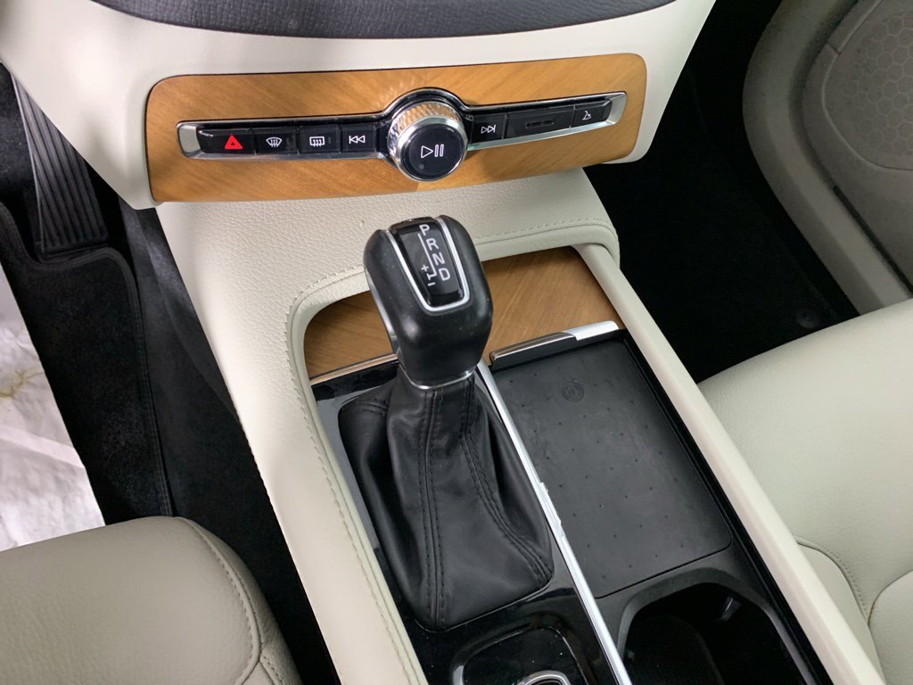 Used 2021 Volvo XC90 T6 Momentum image 25