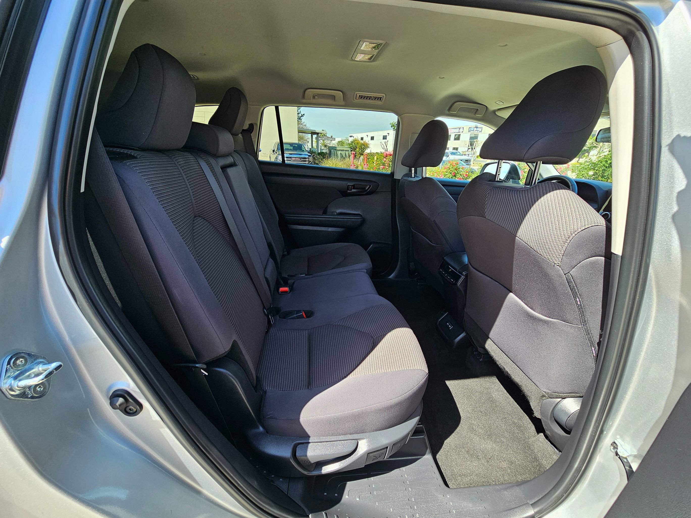Used 2025 Toyota Highlander LE FWD image 28