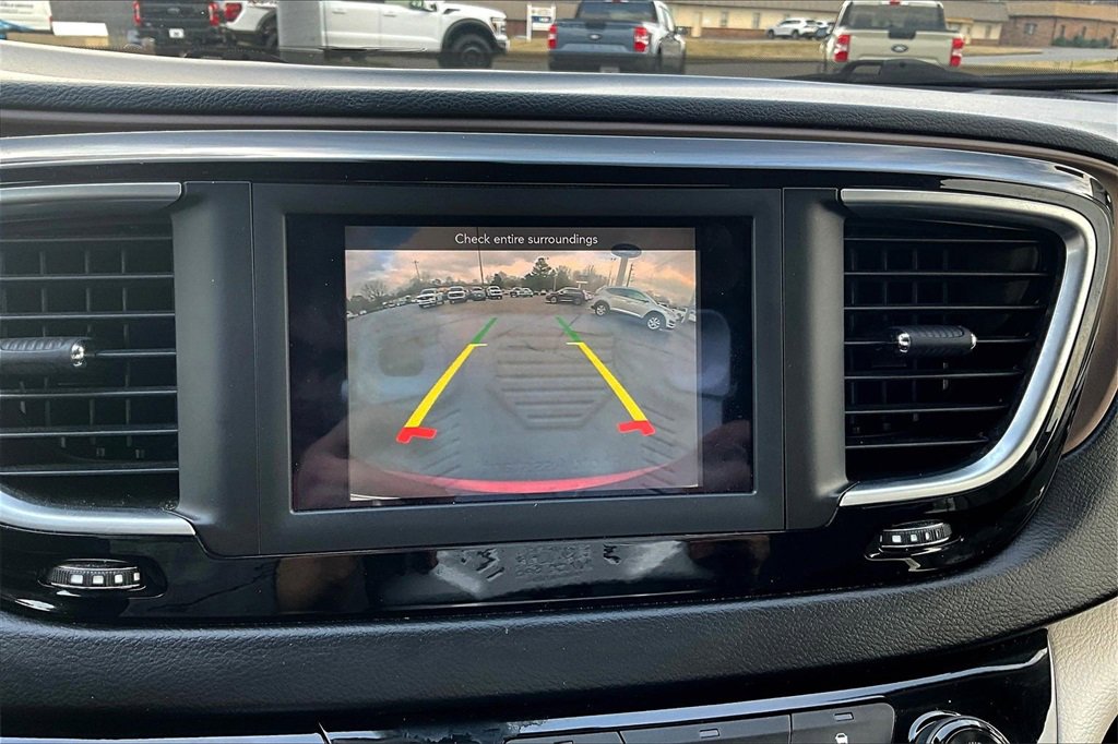 Used 2018 Chrysler Pacifica Touring-L image 13