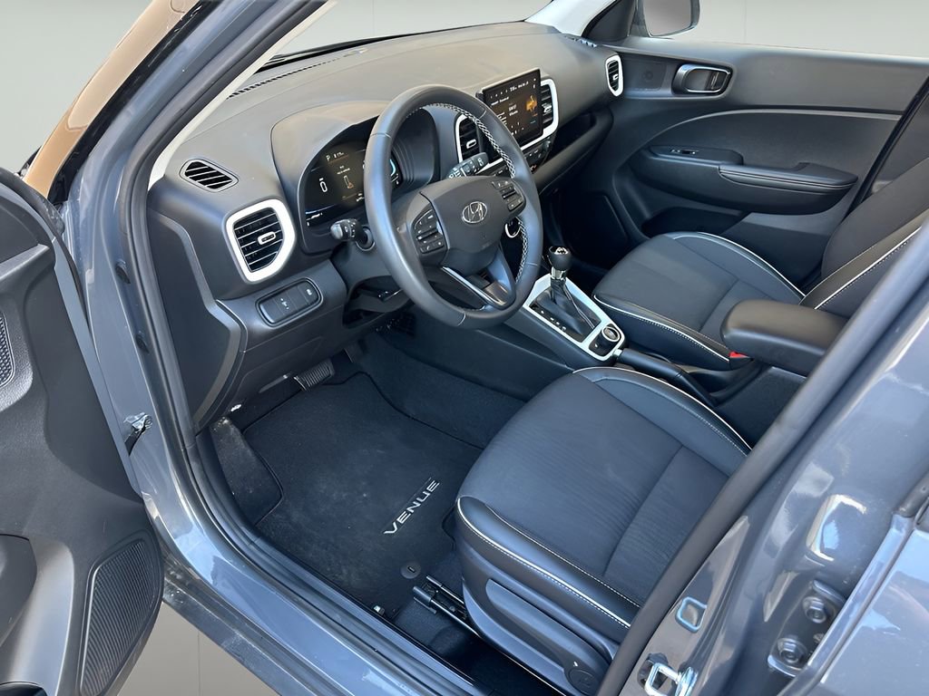 Used 2025 Hyundai Venue Limited image 11