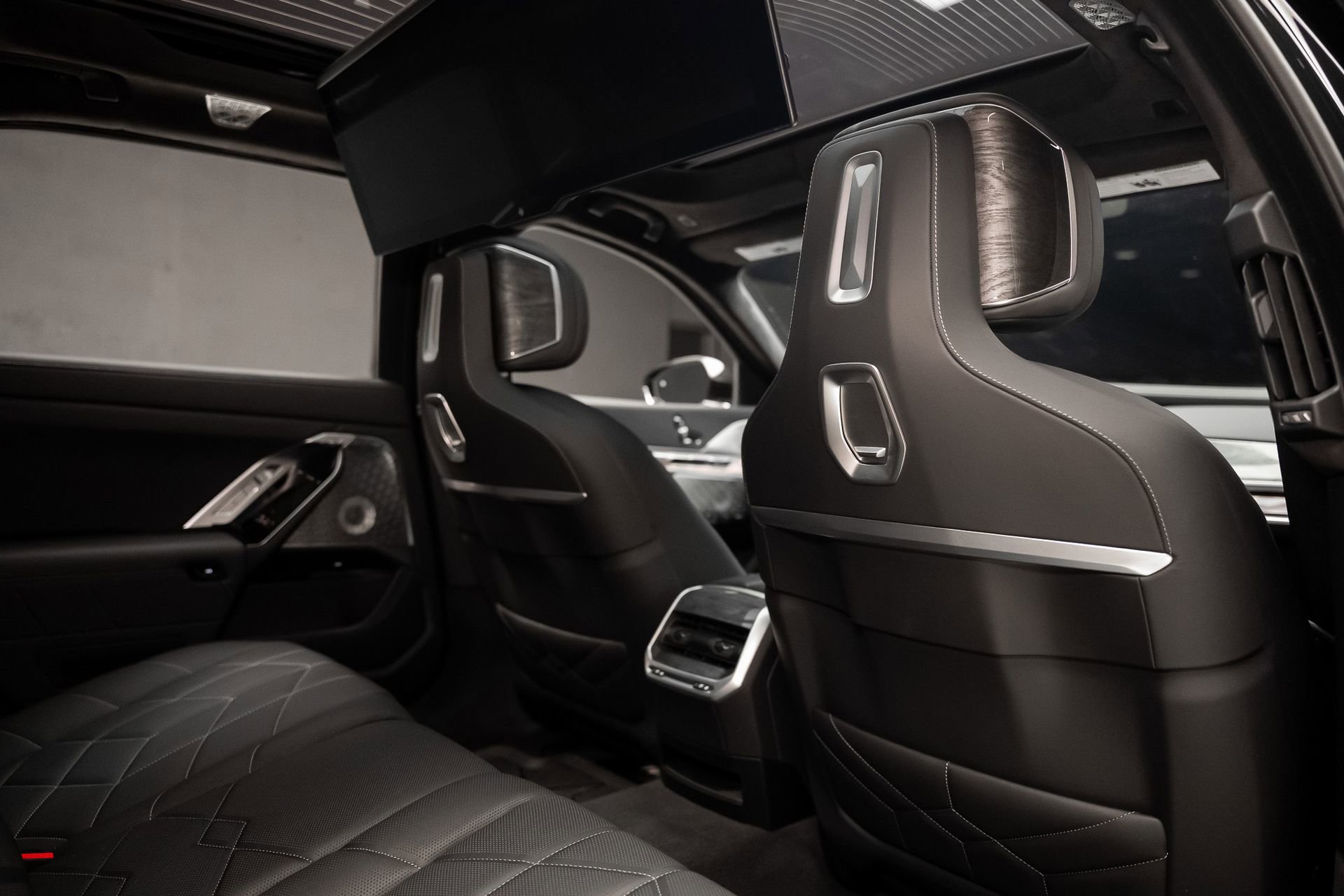 Used 2024 BMW i7 xDrive60 w/ Executive Package image 70