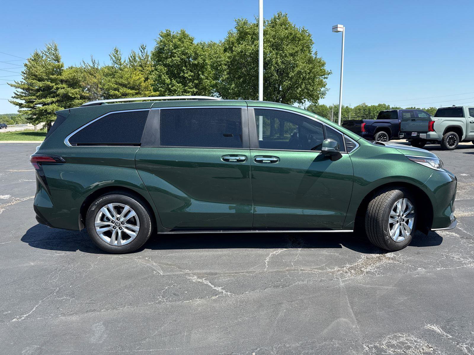 Used 2025 Toyota Sienna Limited AWD/4WD image 9