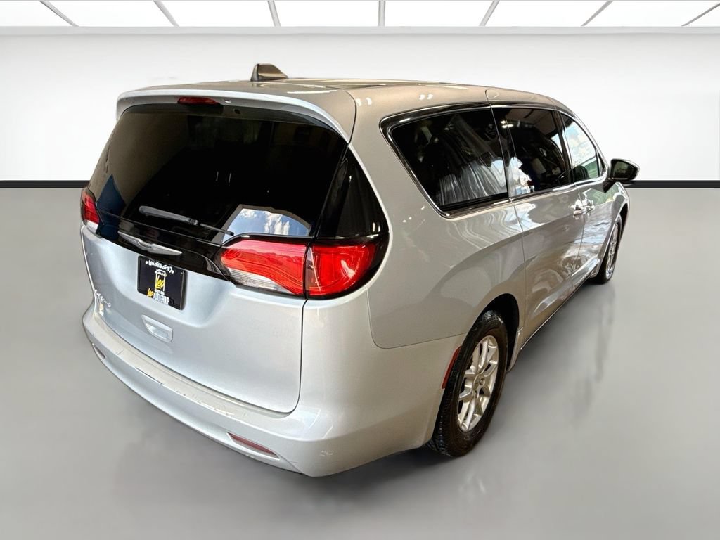 Used 2023 Chrysler Voyager LX FWD image 5