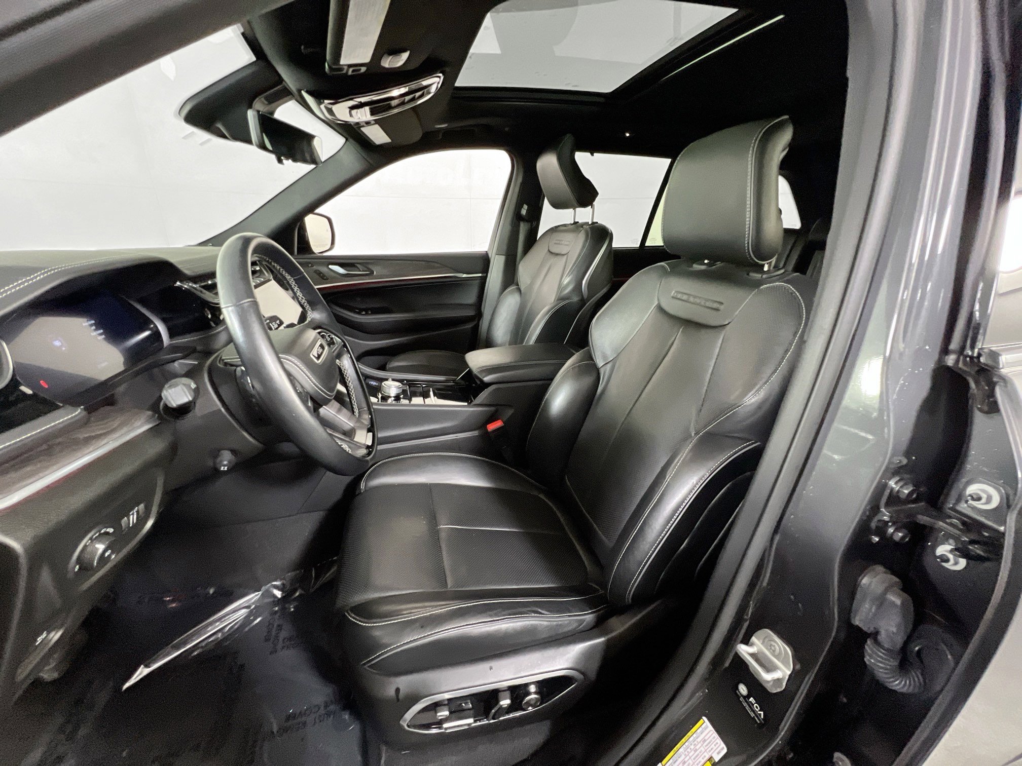 Used 2022 Jeep Grand Cherokee Overland w/ Adv Protech Group III image 22