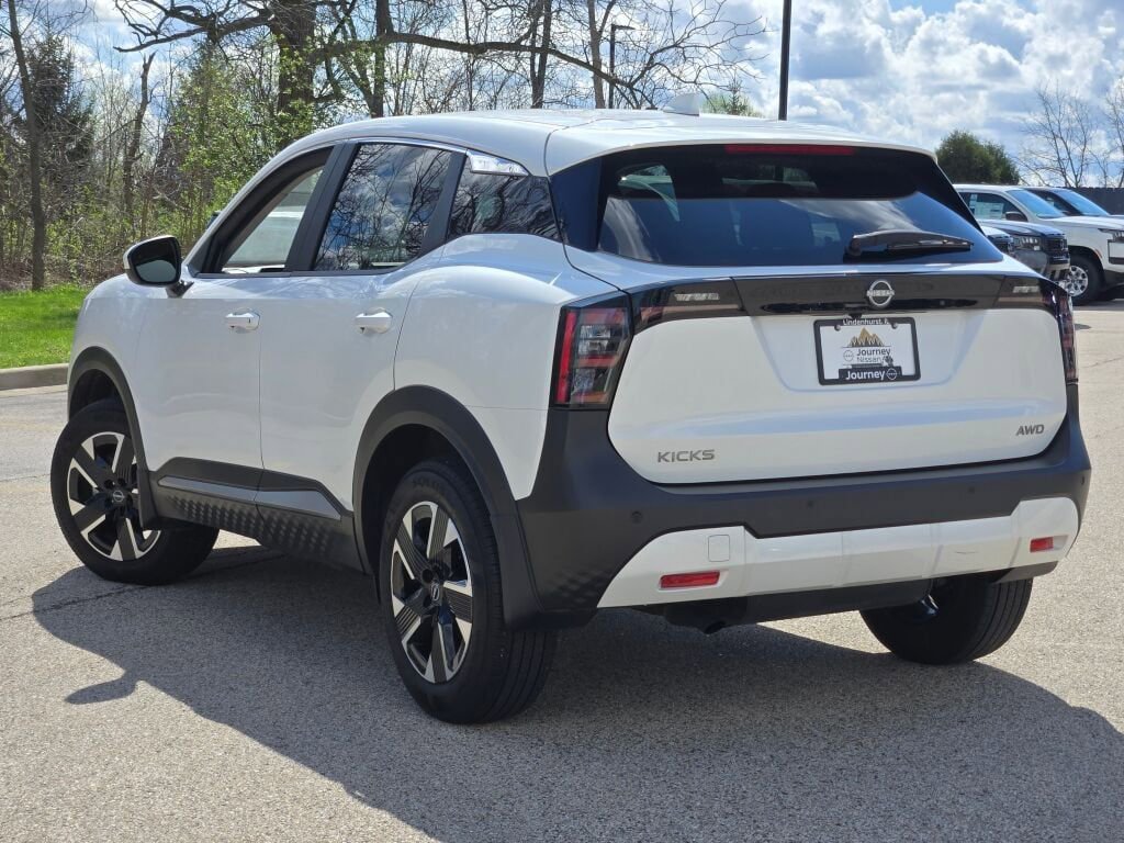 Used 2025 Nissan Kicks SV AWD/4WD image 13