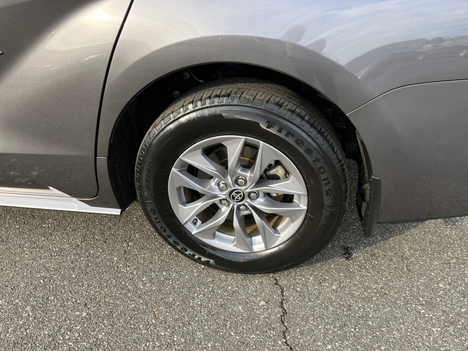 Certified 2024 Toyota Sienna XLE image 25