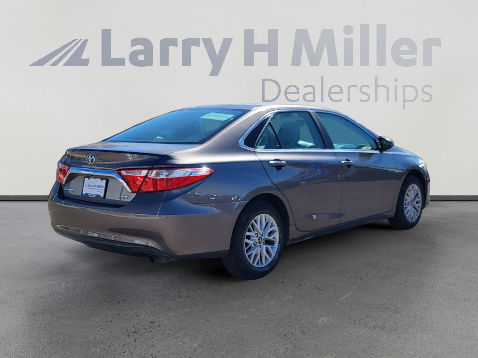 Used 2016 Toyota Camry LE image 5