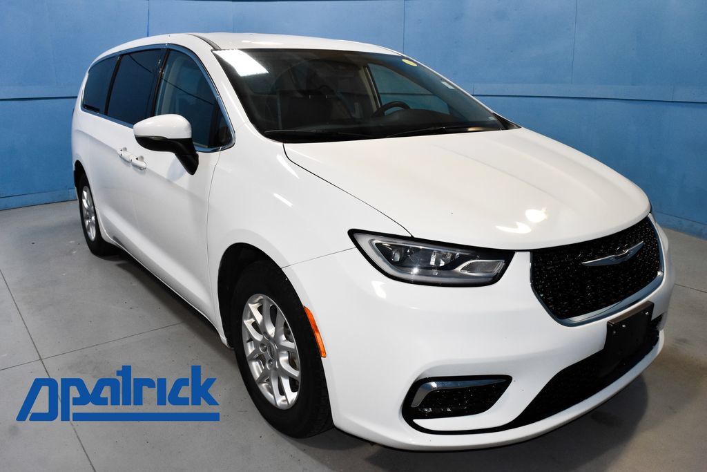 Used 2023 Chrysler Pacifica Touring-L FWD image 1